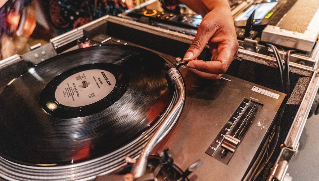 The Art of DJing: A Deep Dive into Turntablism
